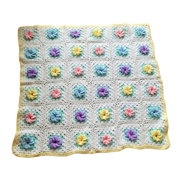 Hand Crocheted Baby Girls 3 Dimensional Floral Lap Blanket Pastel Colors 32 x 35 - Picture 3 of 4